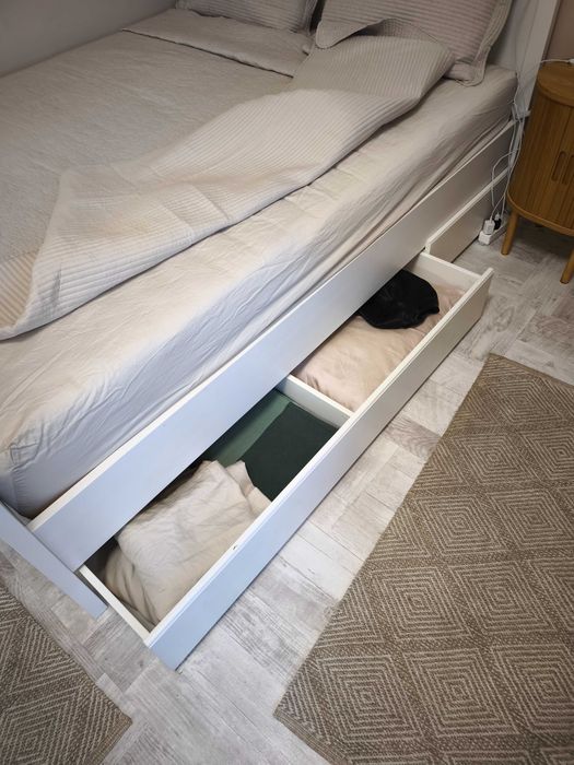 Продавам легло IKEA Hemnes 160/200