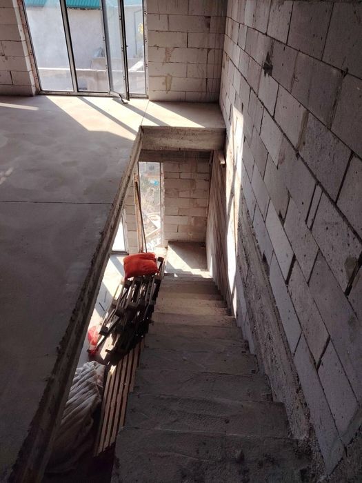 2 ta karobka xolatida uchastka hamda 5 sotix quruq yer sotiladi