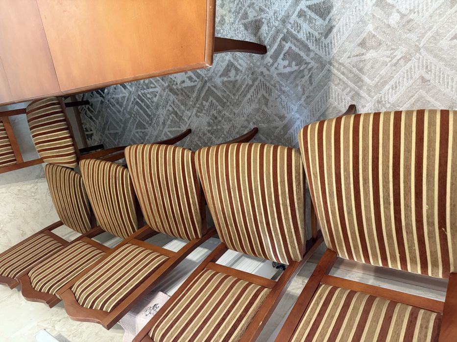 Стол со стульями