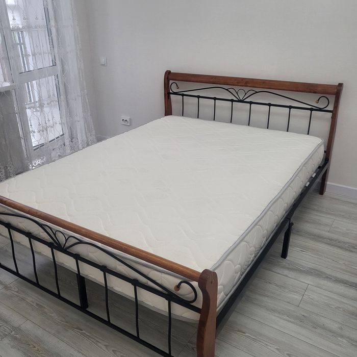 Продам кровать с матрасом.