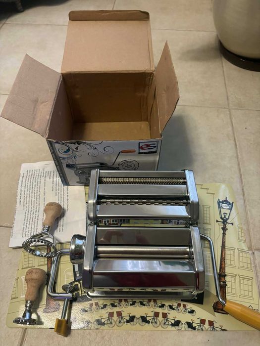 Машина за приготвяне на домашна паста 9 степ+2 итал. форми за равиоли.