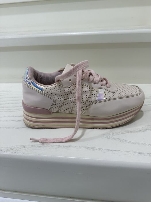 Женские спортивные туфли