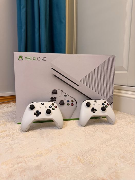 Xbox one S 1 TB cu 2 controllere originale cu cutie, + jocuri NEGOCIABIL