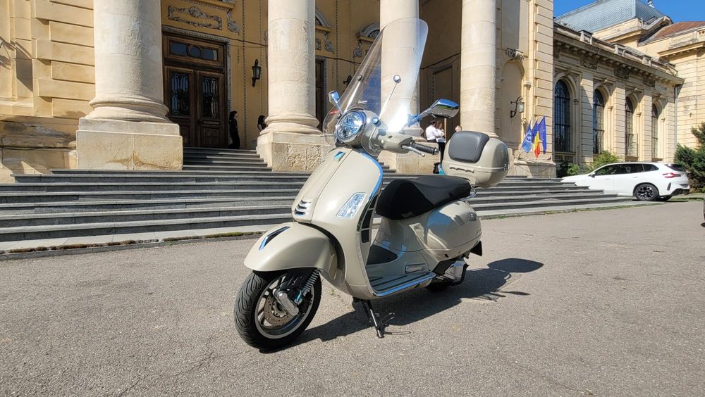 Vespa 310 GTS.       .