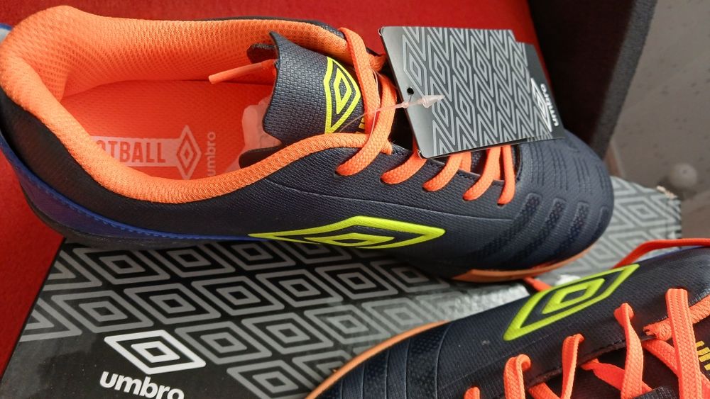 Vand ghete de fotbal UMBRO NOI marimea 38( 24 cm)