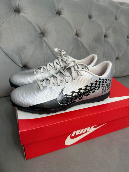 Обувки за футбол Nike