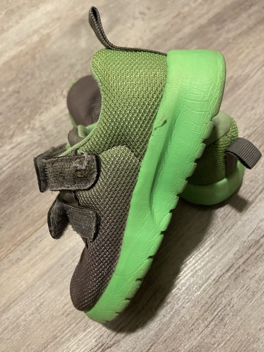 Продаю кроссовки детские