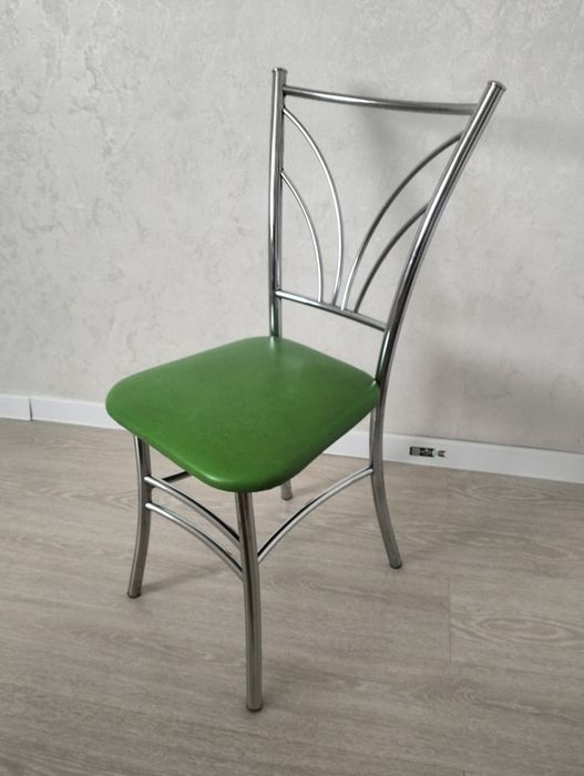 Кухонный стол со стульями