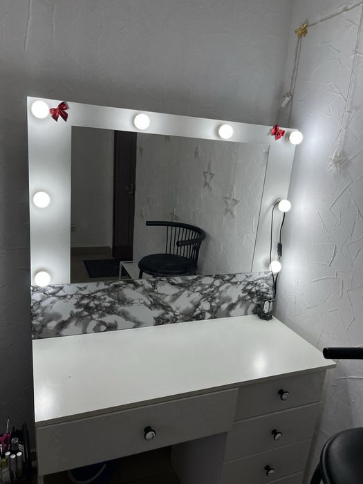 Продам стол для бровиста