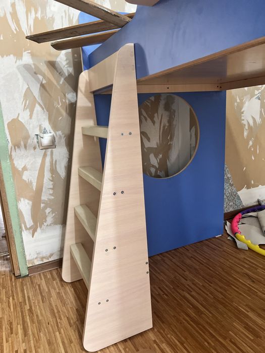 Продам кровать классное спальное место и место для игры