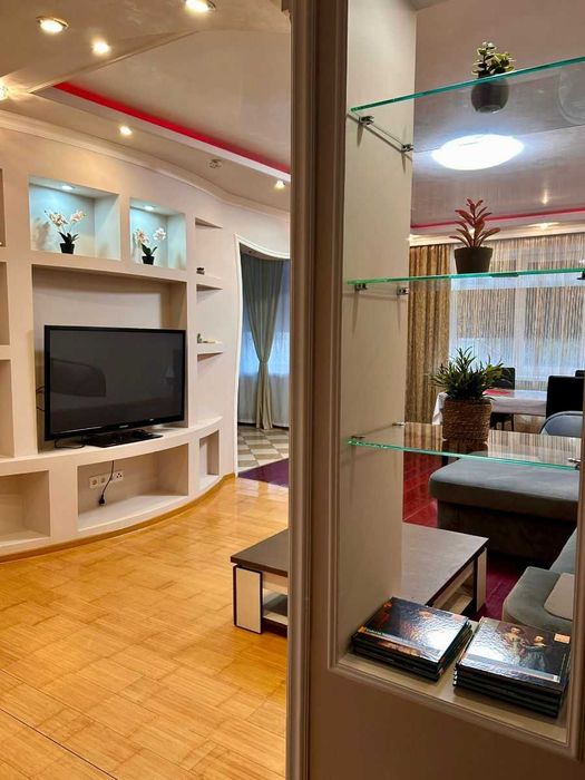 Дава се под наем Тристаен апартамент в София, Малинова долина - 127 кв.м за 750 € - Снимка #2