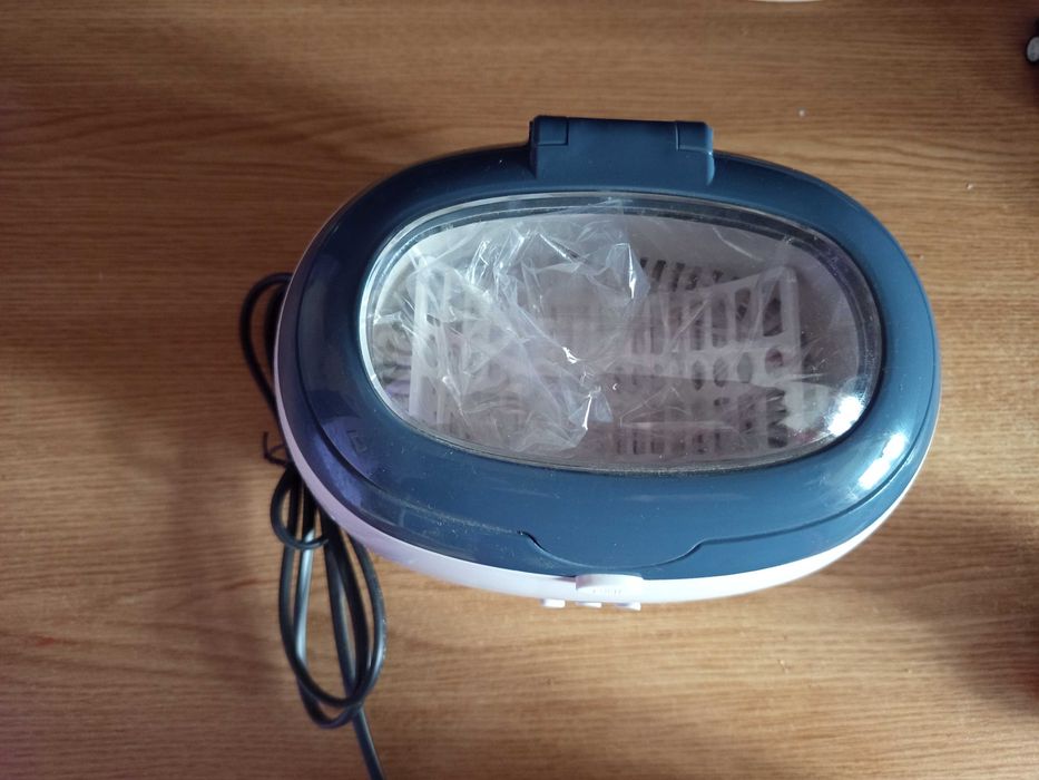 Vând masa manichiura cu aspirator incorporat