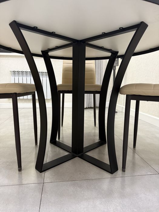 Стол круглый с стулями