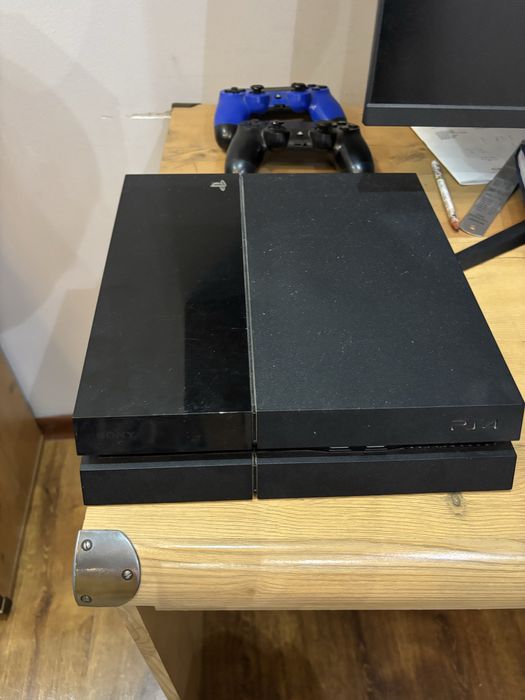 продаю пс4 в хорошем состояний