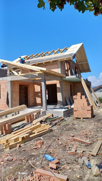 Executăm case la rosu acoperișuri modificări placări polistiren