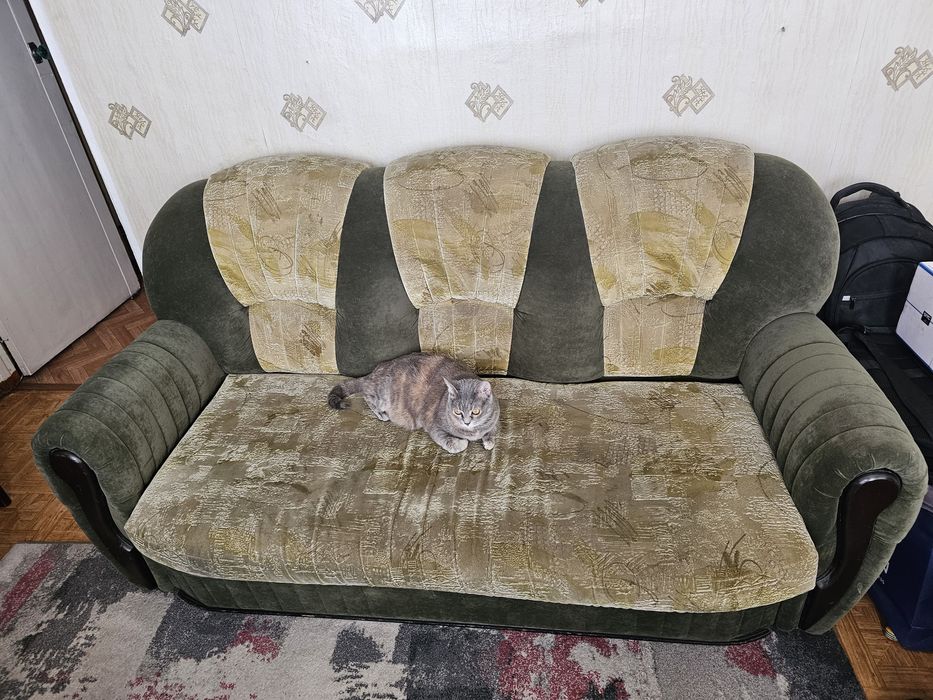 Диван велюровый и кресло