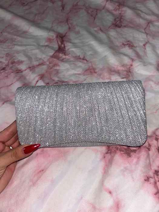 Продавам чанти- оригинална на Guess и сребриста подходяща за официални събития