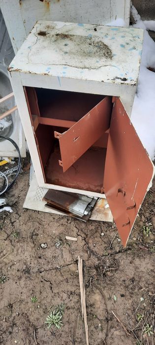 Сейф металлический