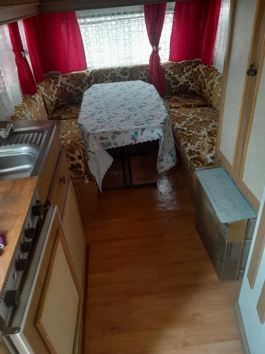 Седем метрова каравана с две оси и две спални