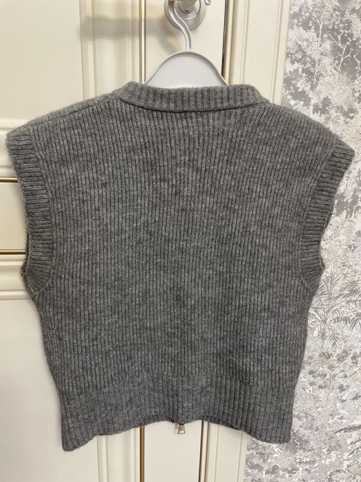 Продам стильную кофту без рукавов.