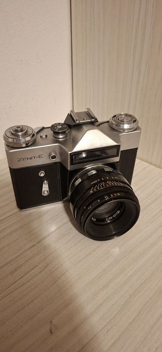 Aparat foto vintage pe film Zenit-E (Made in USSR) – Corp / Body