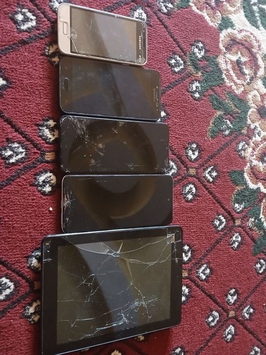 Sotiladi bir yarim milionga yoki abmen ishlab turgan telefonga