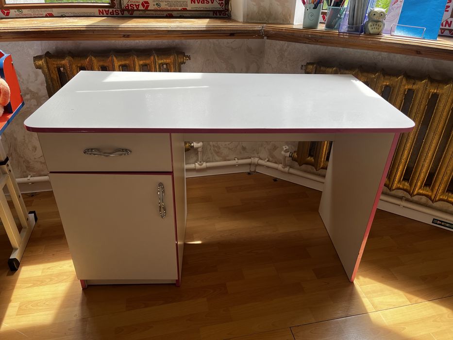 Детский шкаф и стол для девочки