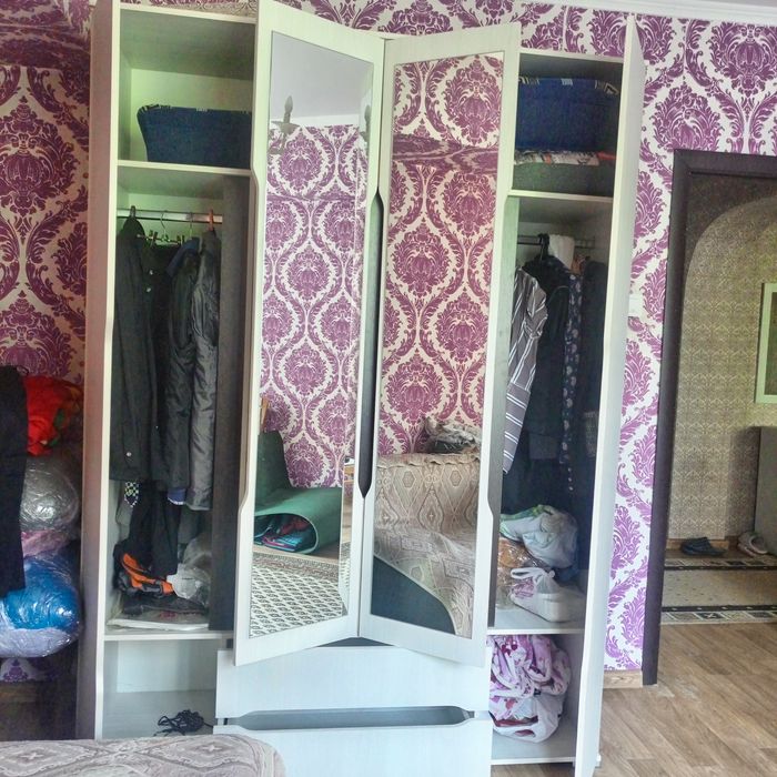 Продам шифоньер и комод с зеркалом