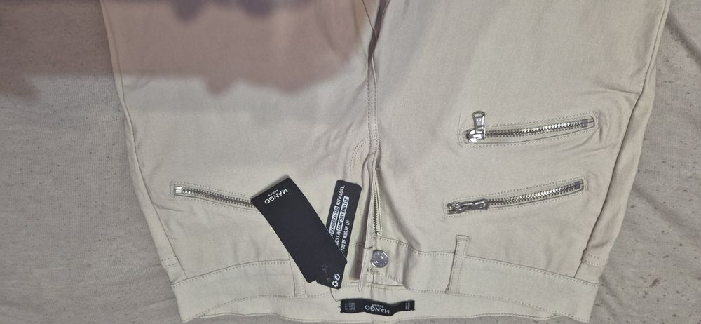 Vand pantaloni de dama firma mango.