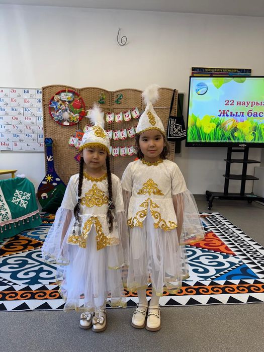 Продам платья б/у для девочки 5-6 лет