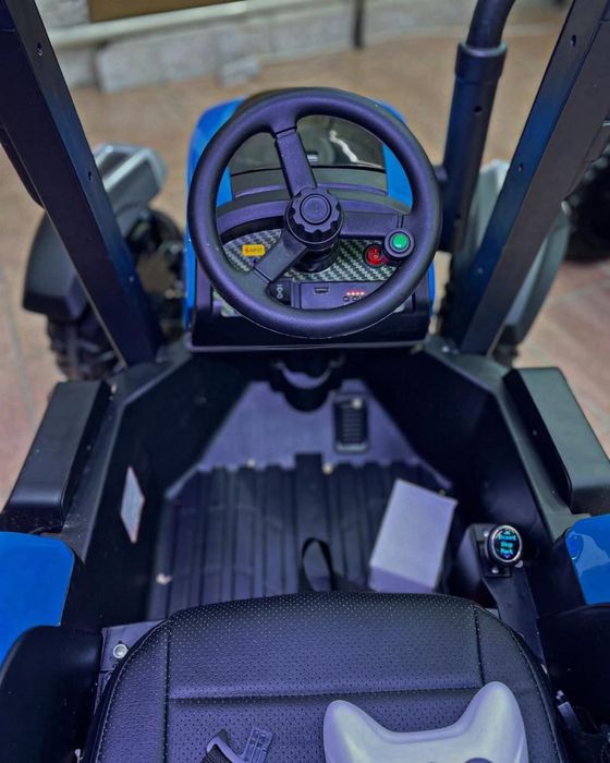 Синий трактор с крышой