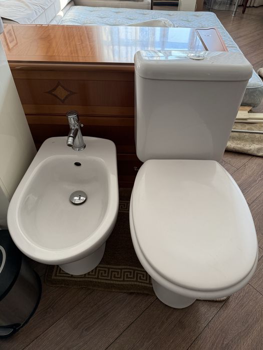 Унитаз, биде, раковина со шкафом, зеркало.