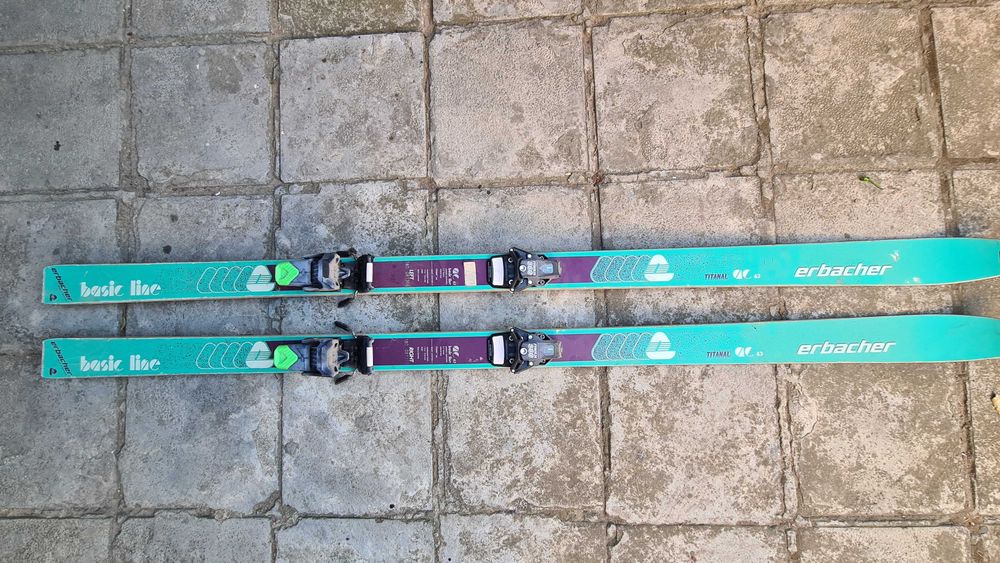 Продавам два броя употребявани ски + щеки