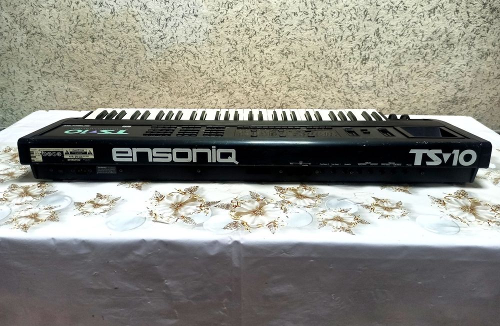 Ensoniq ts 10 sotiladi