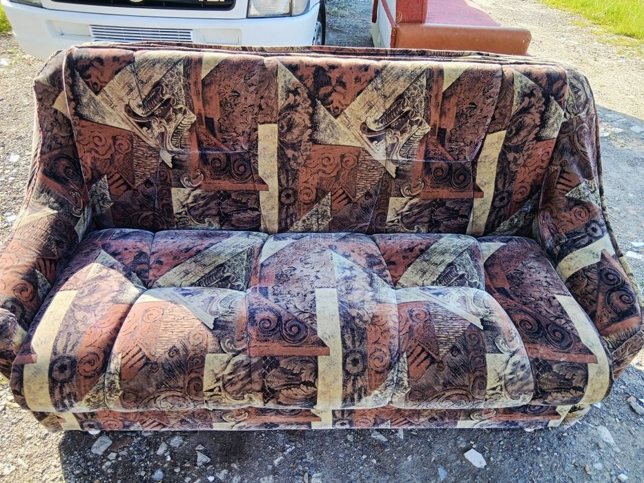 Canapele extensibile si dulapuri in stare foarte bună