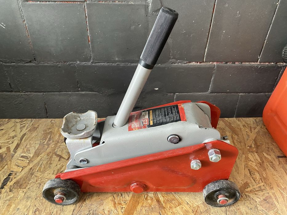 Домкрат продается