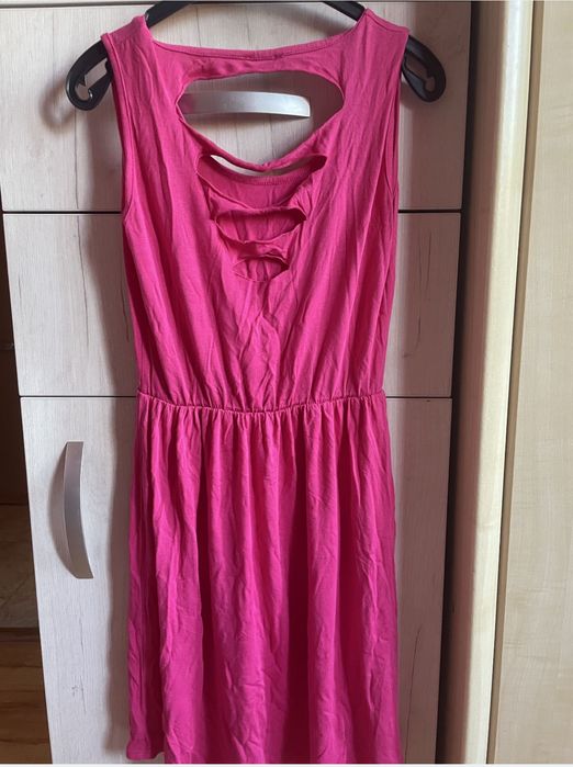 Рокля с ефектен гръб