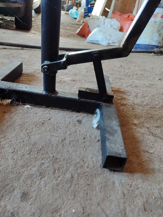 Продавам стойка за мотор