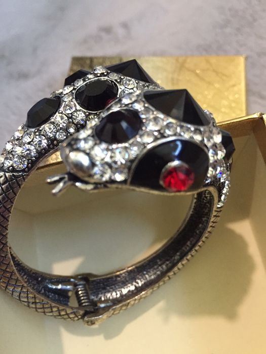 Дамска гривна змия