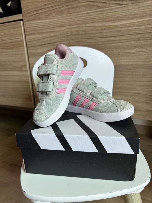 Обувки adidas за момиче