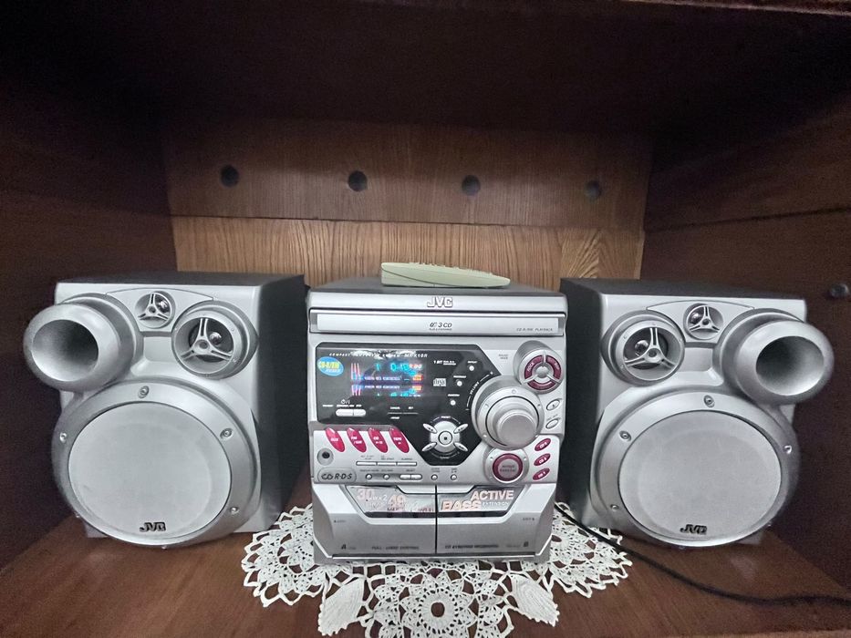 Vând Combină Muzicala JVC cu telecomandă