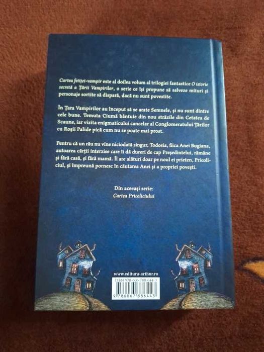 Carte O istorie secretă a Țării Vampirilor ( Cartea Fetiței-Vampir )