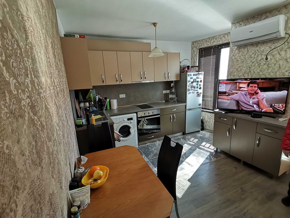 Дава се под наем Двустаен апартамент в Бургас, Изгрев - 56 кв.м за 204 € - Снимка #2