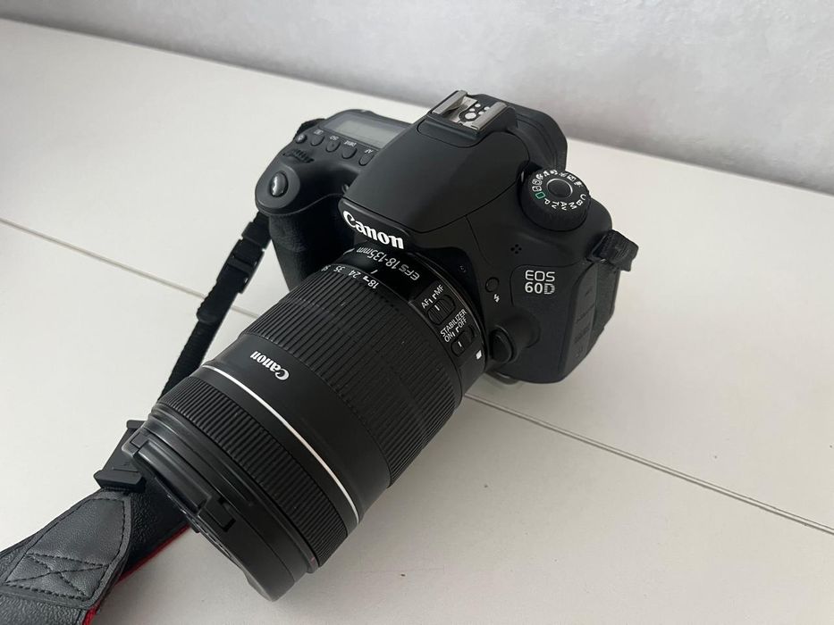Фотоаппарат Canon EOS60D с встроенным вспышкой