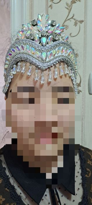 Kelinlar uchun ansambl koʻyleklar va fata diademalar