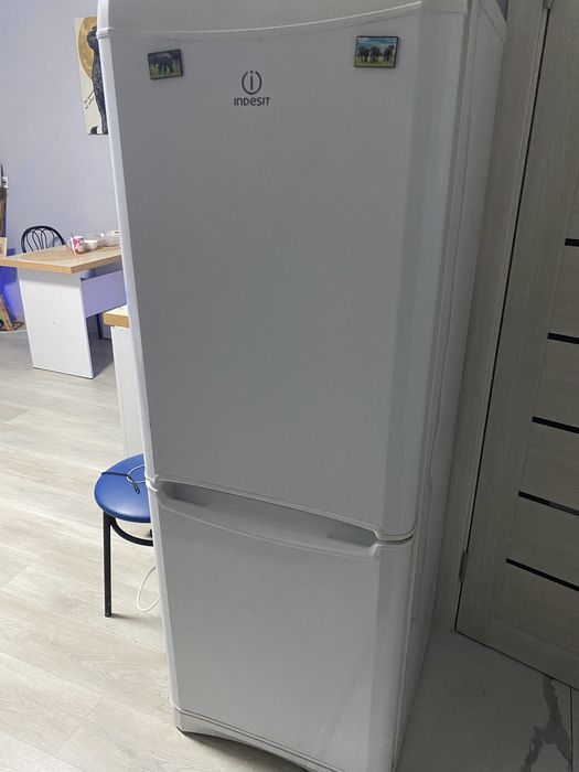Продам холодильник Indesit
