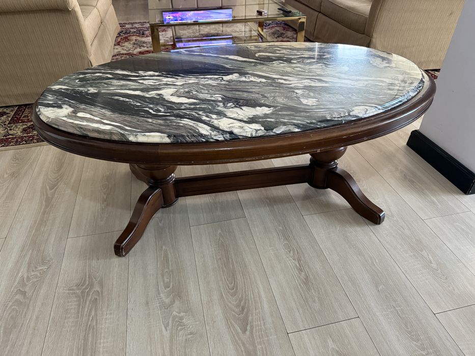 Masă de living elegantă, cu blat din marmură