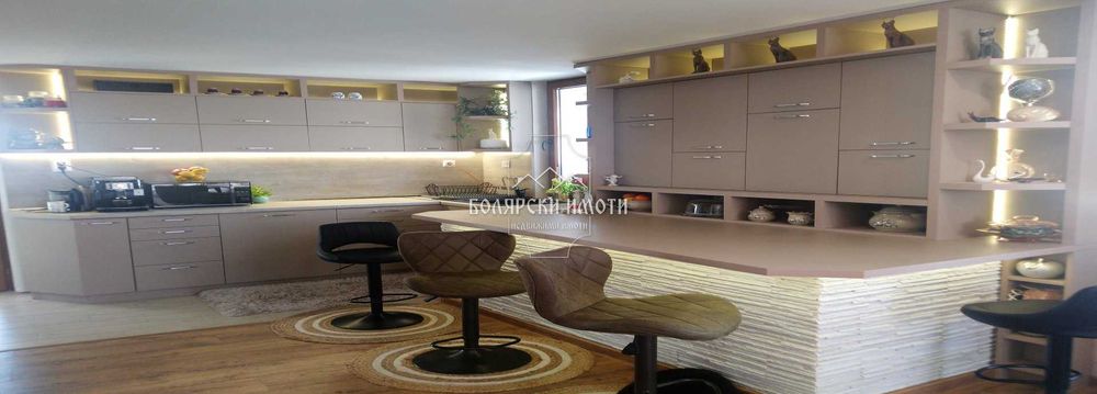 Продава се Тристаен апартамент в Велико Търново, Център - 230 кв.м за 1044 €/кв.м - Снимка #3