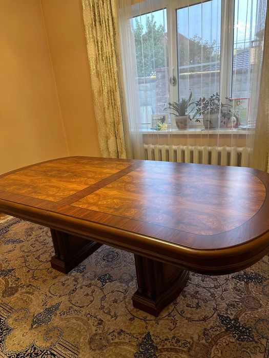 Стол гостевой добротный