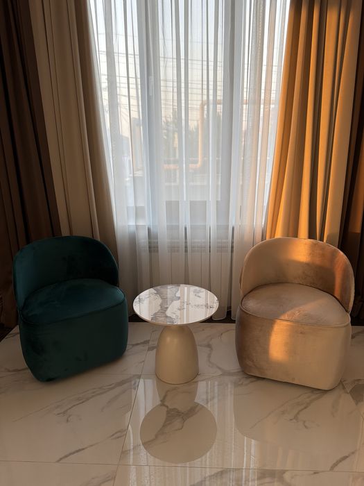 Продам 2 кресла и столик